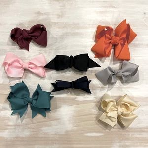 Set of 8 bows.
